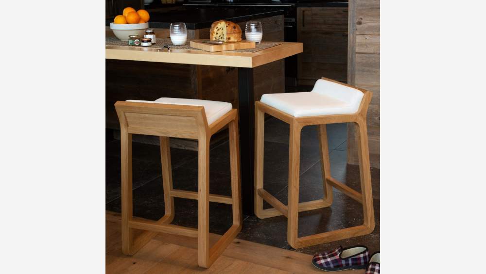 Tabouret de bar mi-haut en cuir – Blanc – Pieds chêne