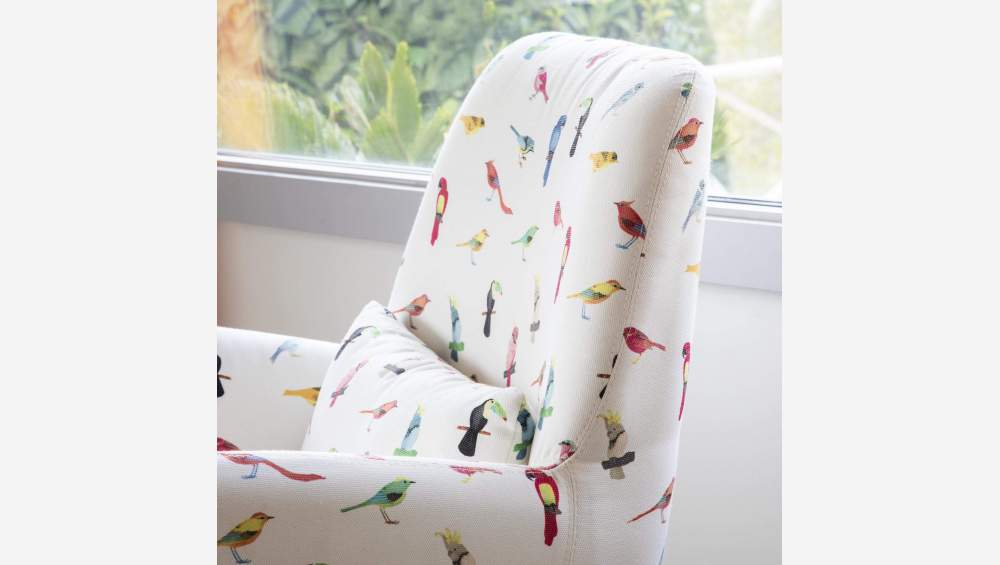 Fauteuil en tissu motif oiseaux et pieds en chêne