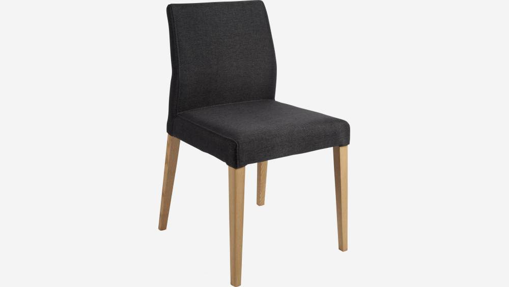 Cadeira em tecido cinza escuro e pés em madeira de freixo