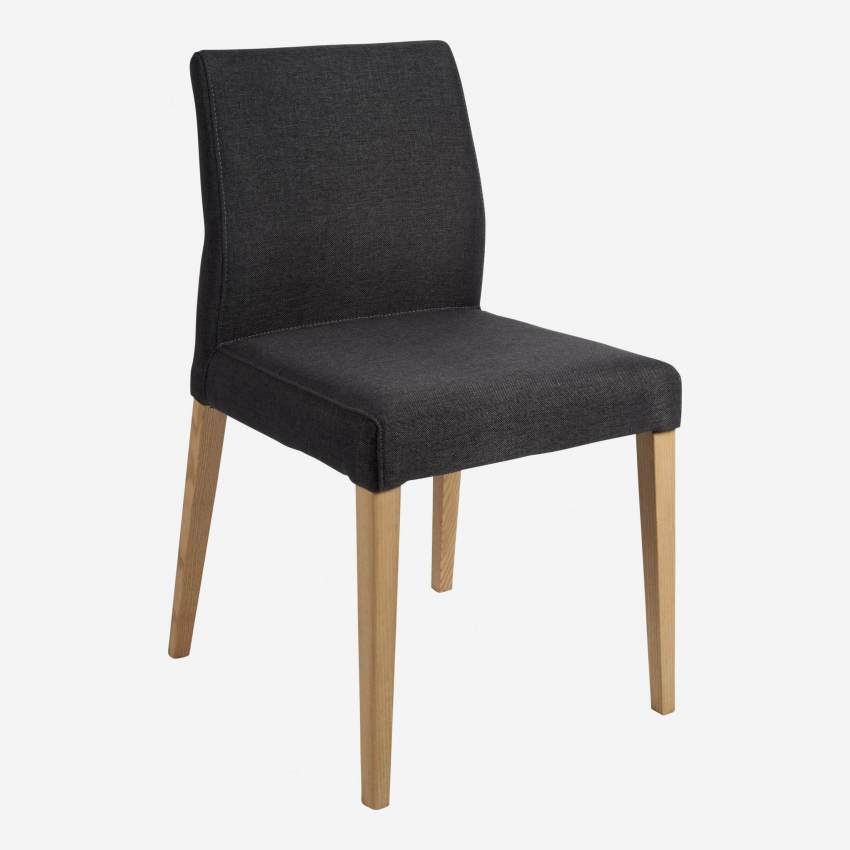 Cadeira em tecido cinza escuro e pés em madeira de freixo