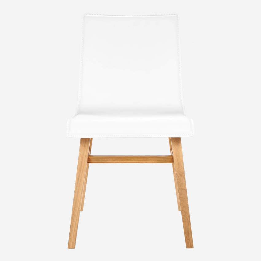 Cadeira em pele branca com pés de carvalho