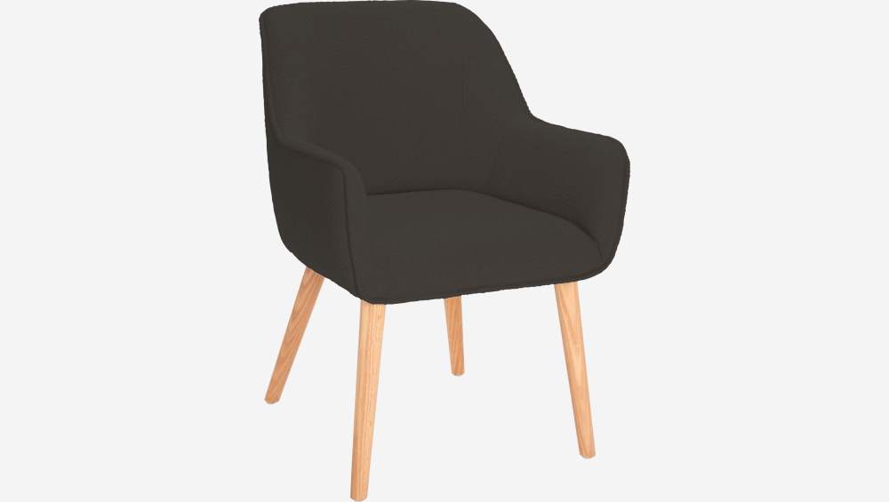 Stuhl mit grauem Stoffbezug und Eichenfüßen
