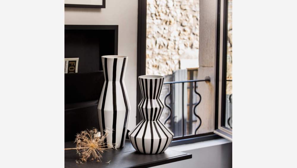 Jarro de cerâmica - 18,3x46,5cm - Com linhas pretas