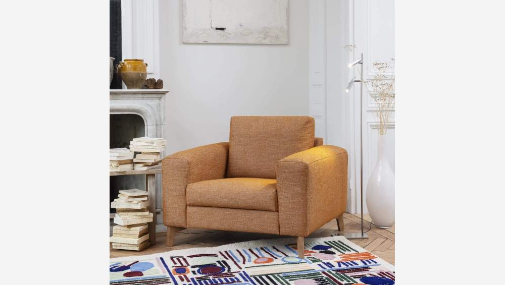 Stoffen fauteuil Lucca - Hazelnootbruin - Rechte armleuningen - Haakse poten van geolied eikenhout - Hoog comfort
