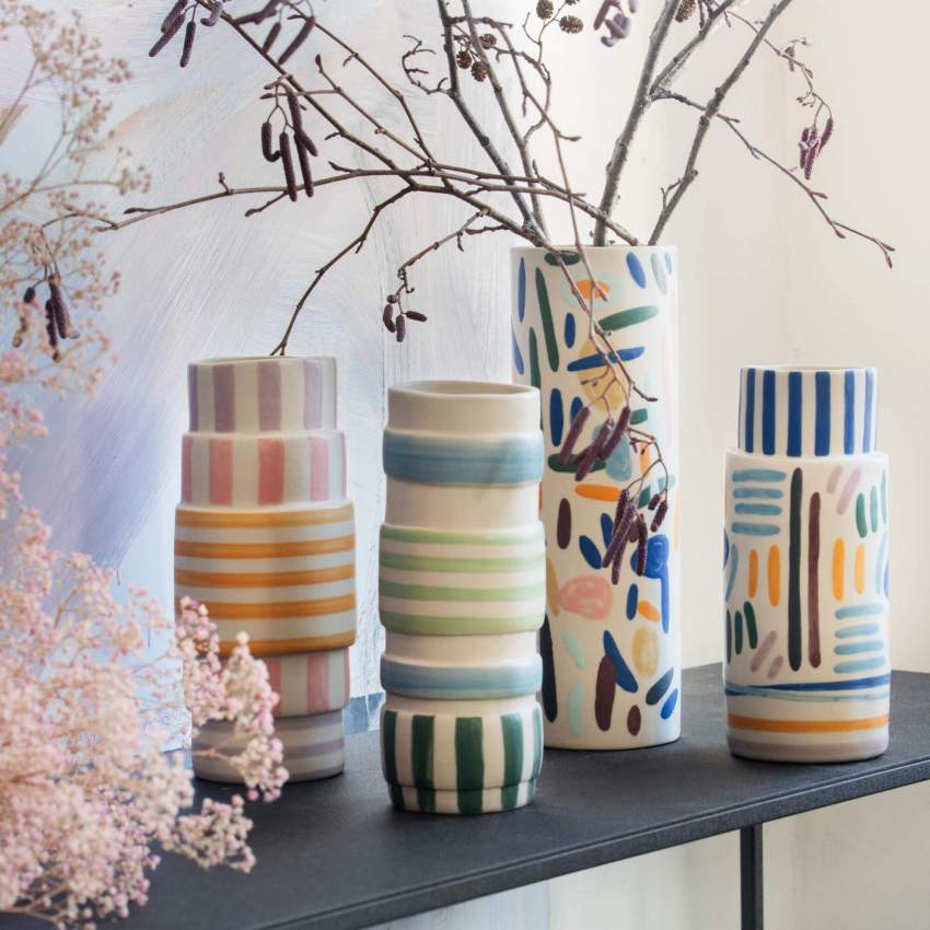 Vase aus Sandstein – 30 cm – Muster in Bunt by Floriane Jacques