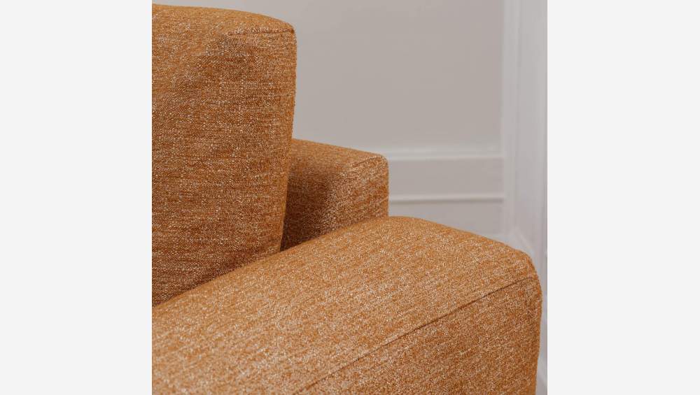 Sessel aus Lucca-Stoff - Haselnussbraun - gerade Armlehnen - angewinkelte Füße aus geölter Eiche - fester Sitzkomfort