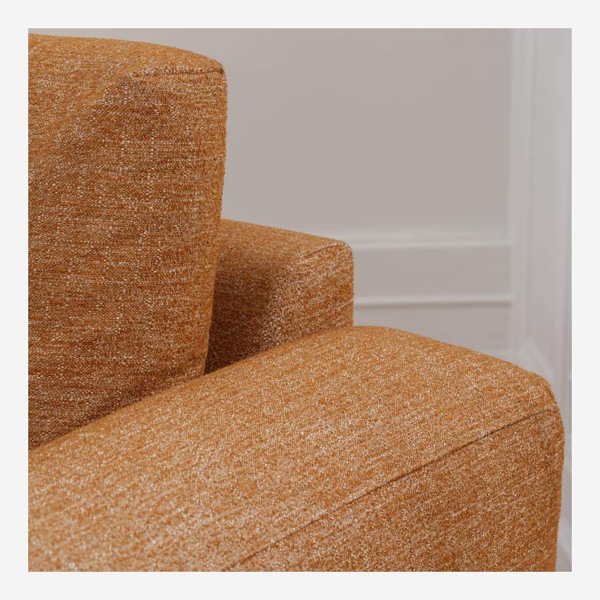 Sessel aus Lucca-Stoff - Haselnussbraun - gerade Armlehnen - angewinkelte Füße aus geölter Eiche - fester Sitzkomfort