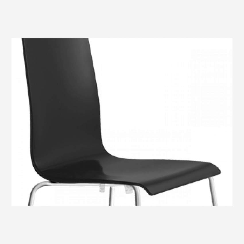 Chaise empilable en plastique noir et pieds en acier