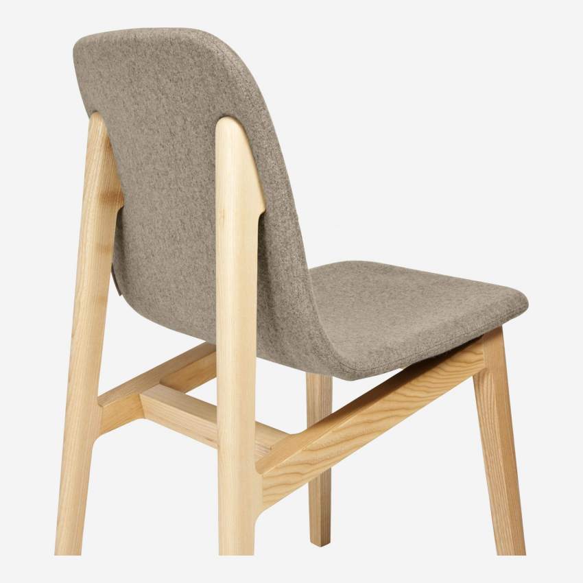 Stuhl, cremefarben, aus massivem Eschenholz und Wollfilz