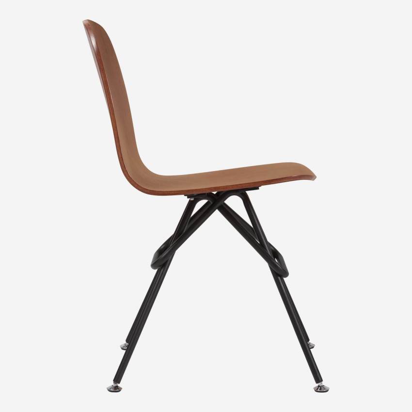 Cadeira de nogueira com pés de aço pintado de preto