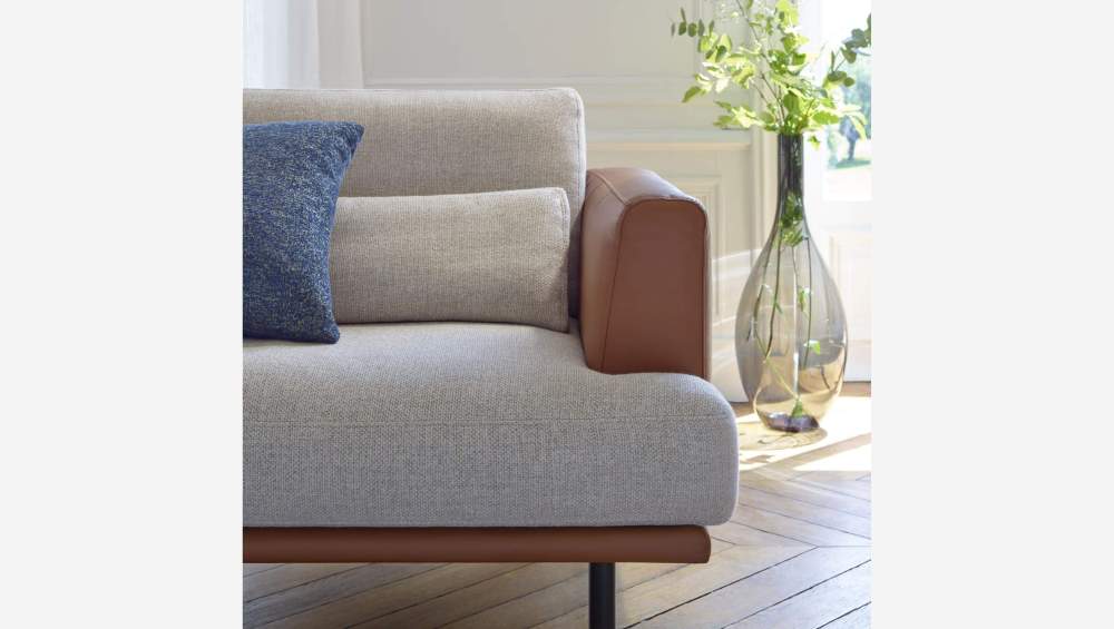 3-Sitzer Sofa aus Ancio-Stoff - Graubraun mit Basis und Armlehnen aus braunem Leder