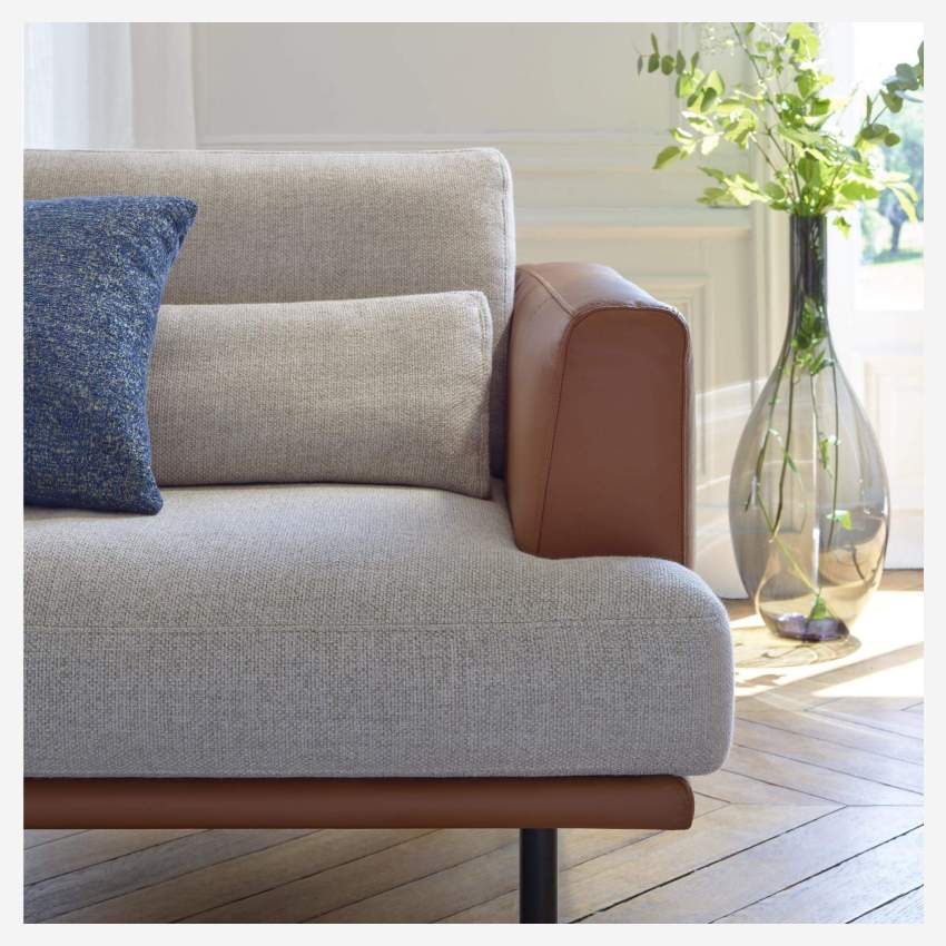 3-Sitzer Sofa aus Ancio-Stoff - Graubraun mit Basis und Armlehnen aus braunem Leder