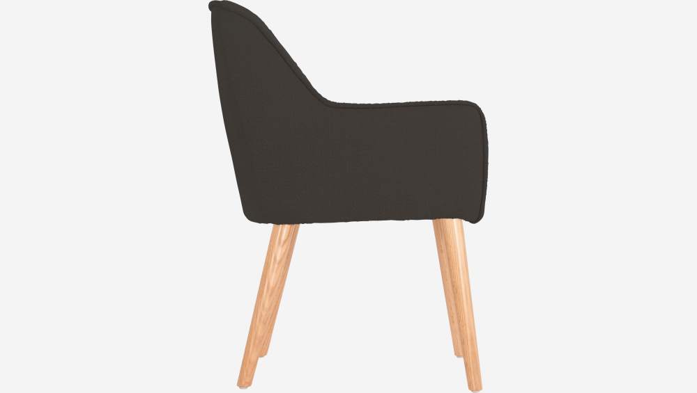 Cadeira em tecido cinzento e pés de carvalho