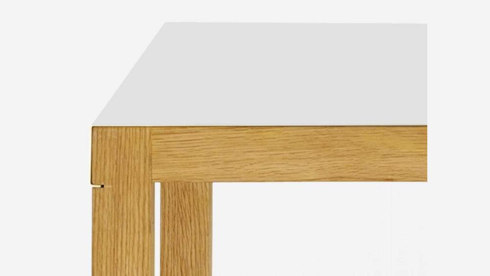 Quadratischer Tisch aus weiß lackiertem Stahl, Tischbeine aus Eiche