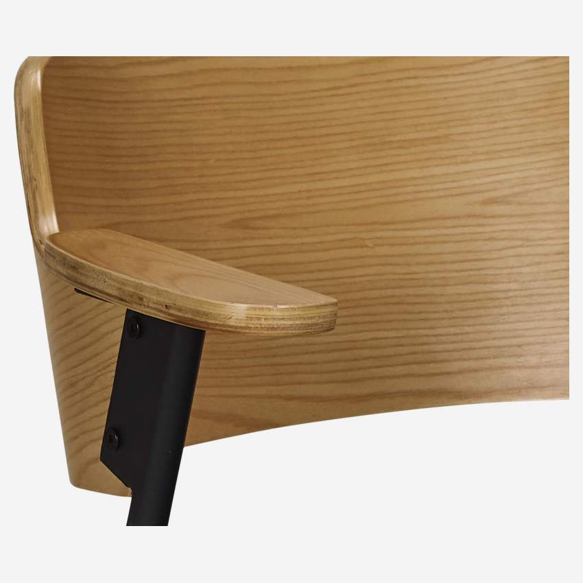 Cadeira em madeira e tecido com apoios de braços