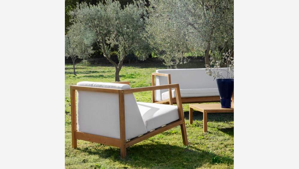 Salon de jardin avec 1 canapé + 2 fauteuils + 1 table basse en bois d’eucalyptus