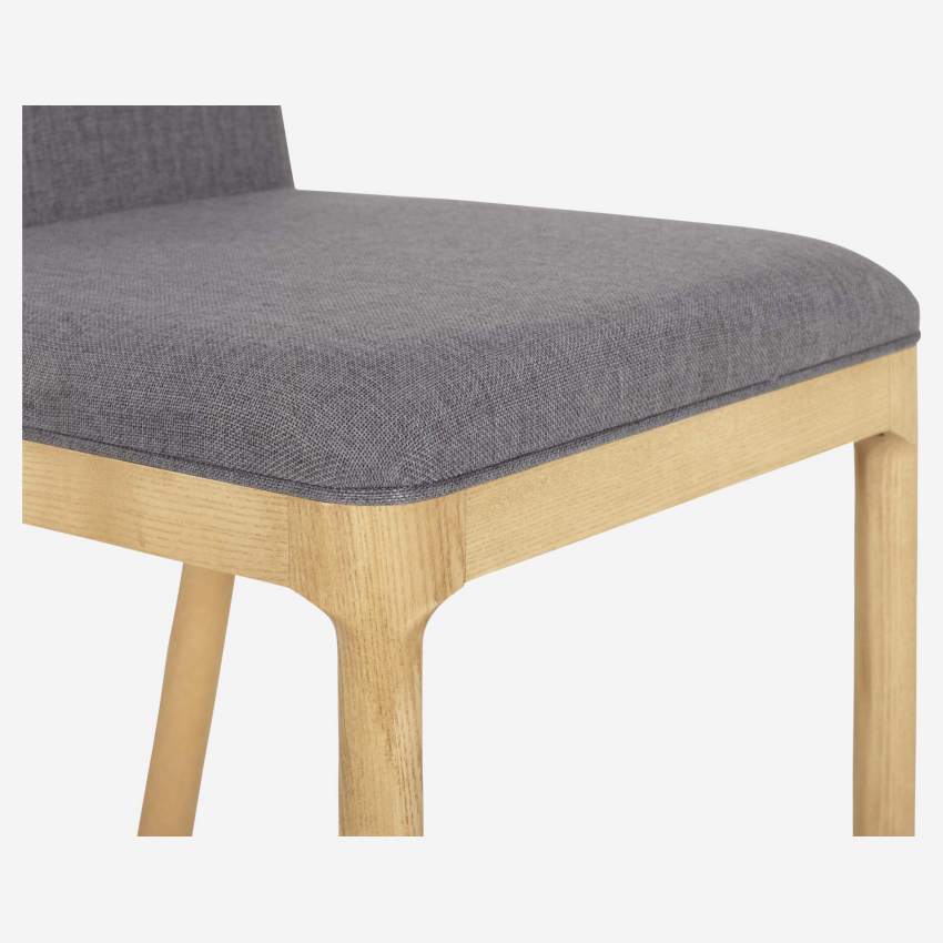 Cadeira em tecido e pés em madeira de freixo- Cinza claro