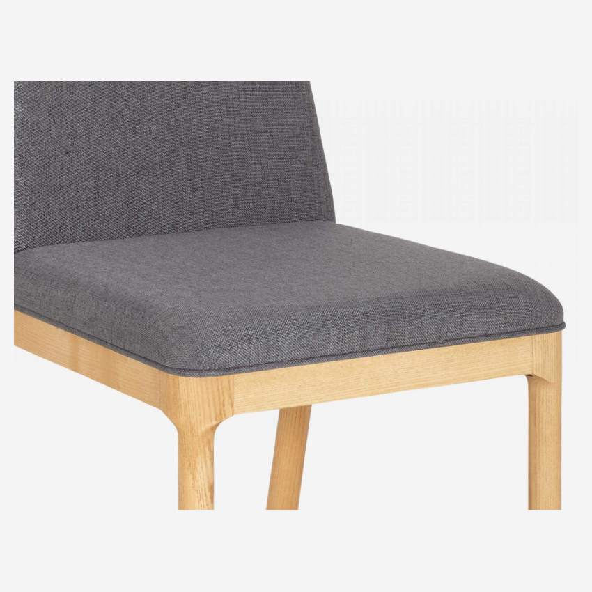 Cadeira em tecido e pés em madeira de freixo- Cinza claro