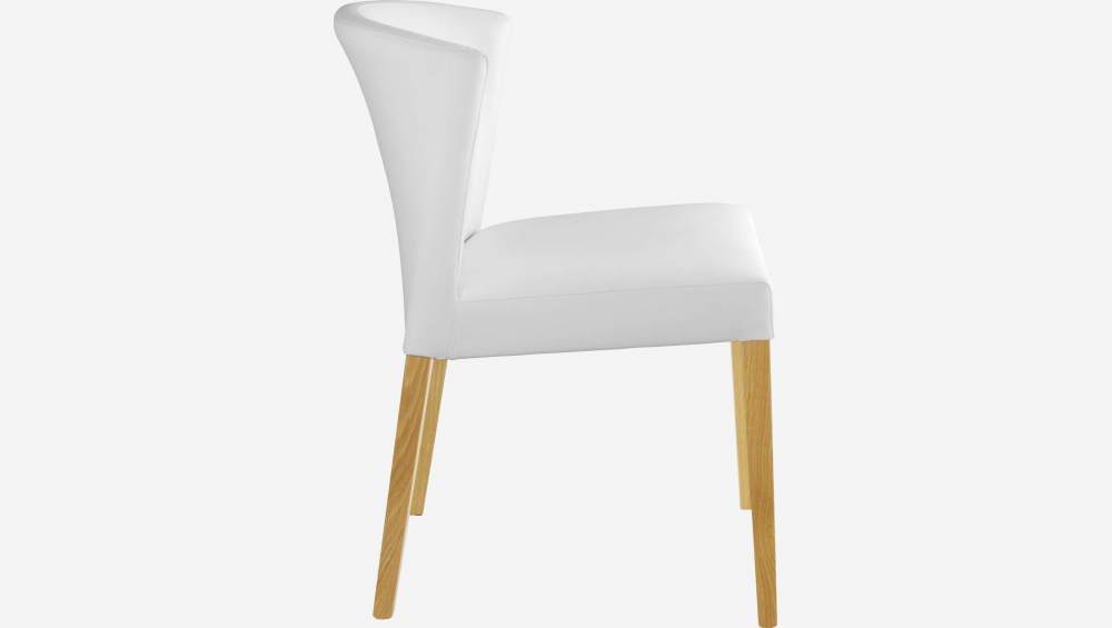 Cadeira - Branco - Pés de carvalho