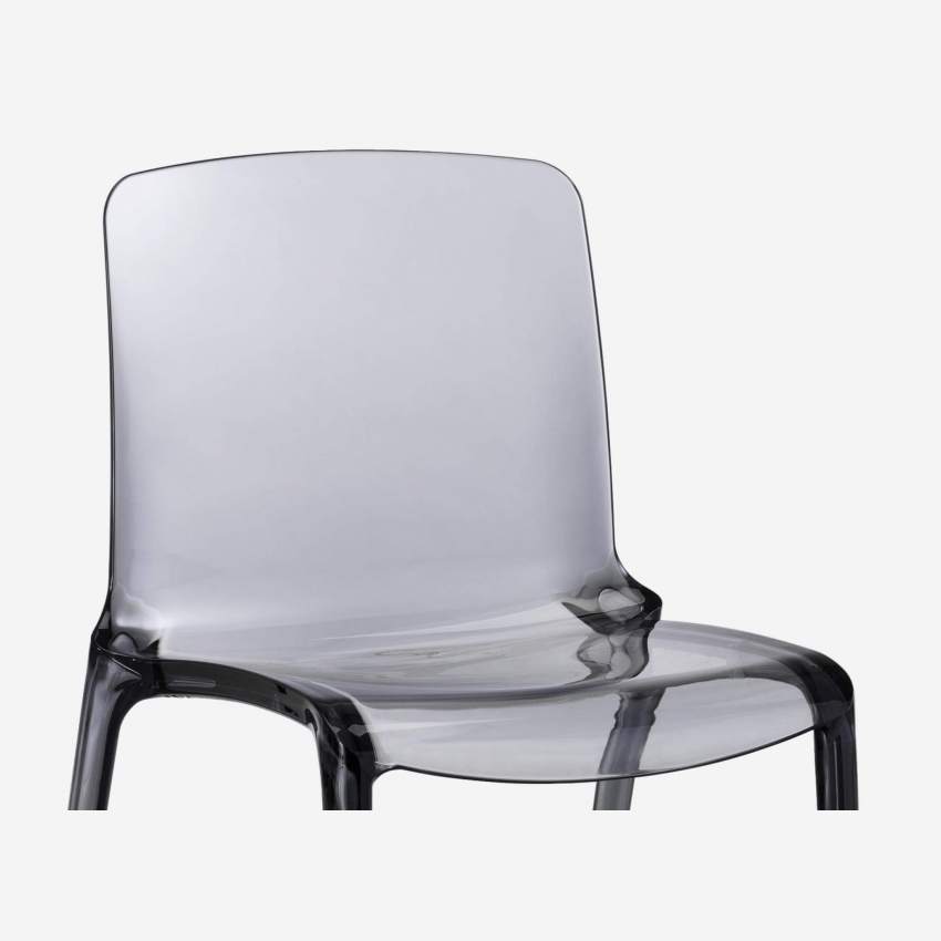 Chaise grise fumée en plastique