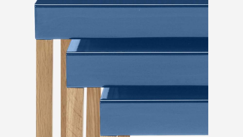 Tables gigognes en acier laqué bleu et pieds en chêne