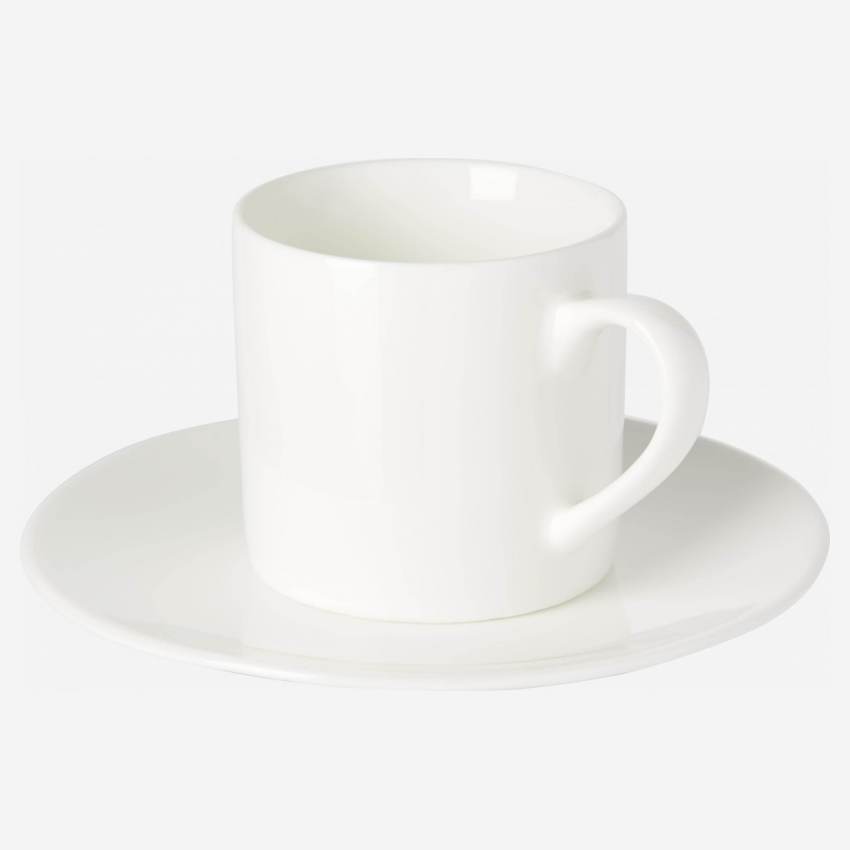 Taza de café con plato de porcelana blanca