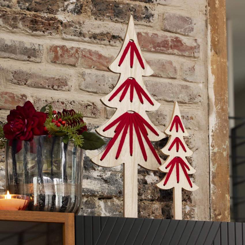 Décoration de Noël - Sapin en bois à poser - 35 cm - Naturel et rouge