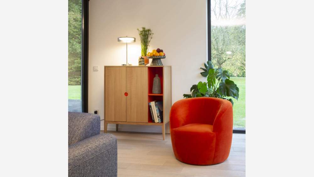 Highboard aus Eiche - Naturfarben und Orange - Design by Adrien Carvès