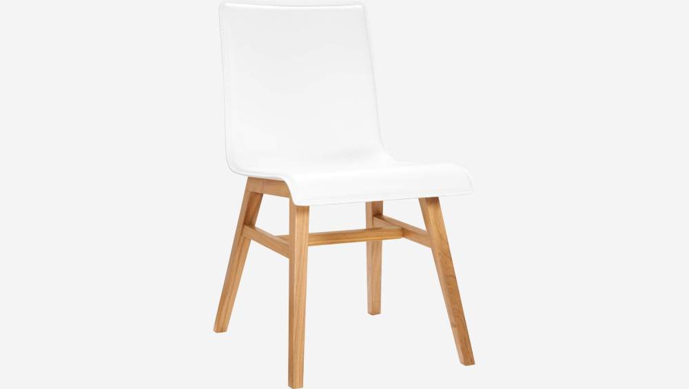 Chaise en cuir blanc et pieds en chêne