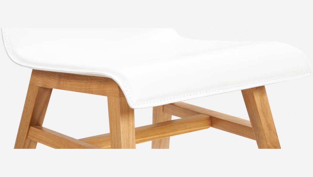 Chaise en cuir blanc et pieds en chêne