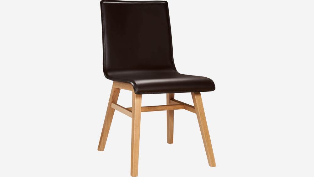 Cadeira em pele marrom com pés de carvalho