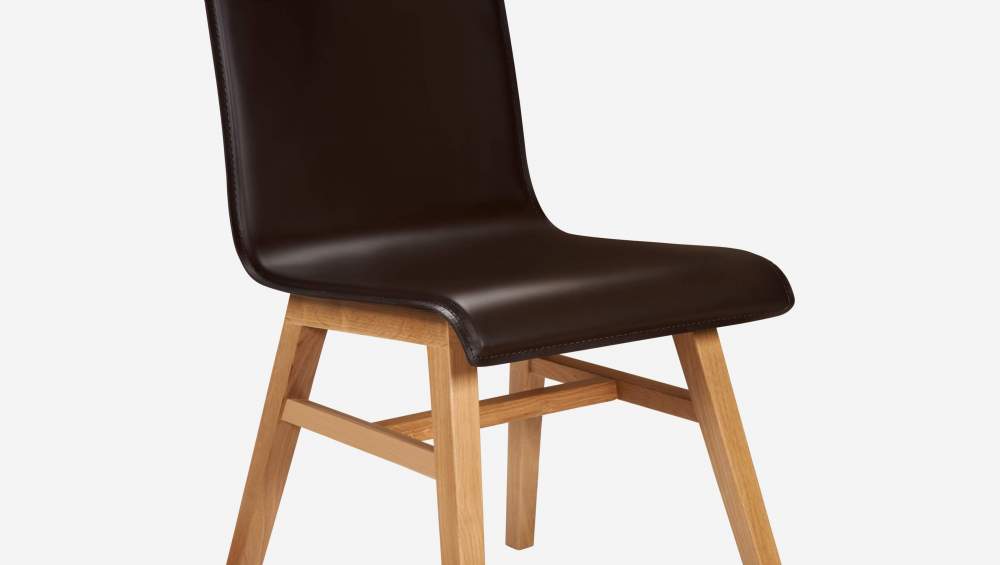 Cadeira em pele marrom com pés de carvalho