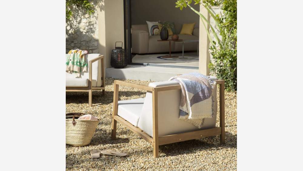 Salon de jardin avec 1 canapé + 2 fauteuils + 1 table basse en bois d’eucalyptus
