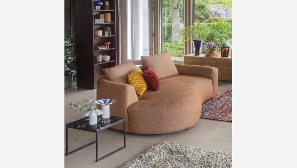 Sofá de canto esquerdo com forma orgânica em tecido Lucca - Castanho avelã 